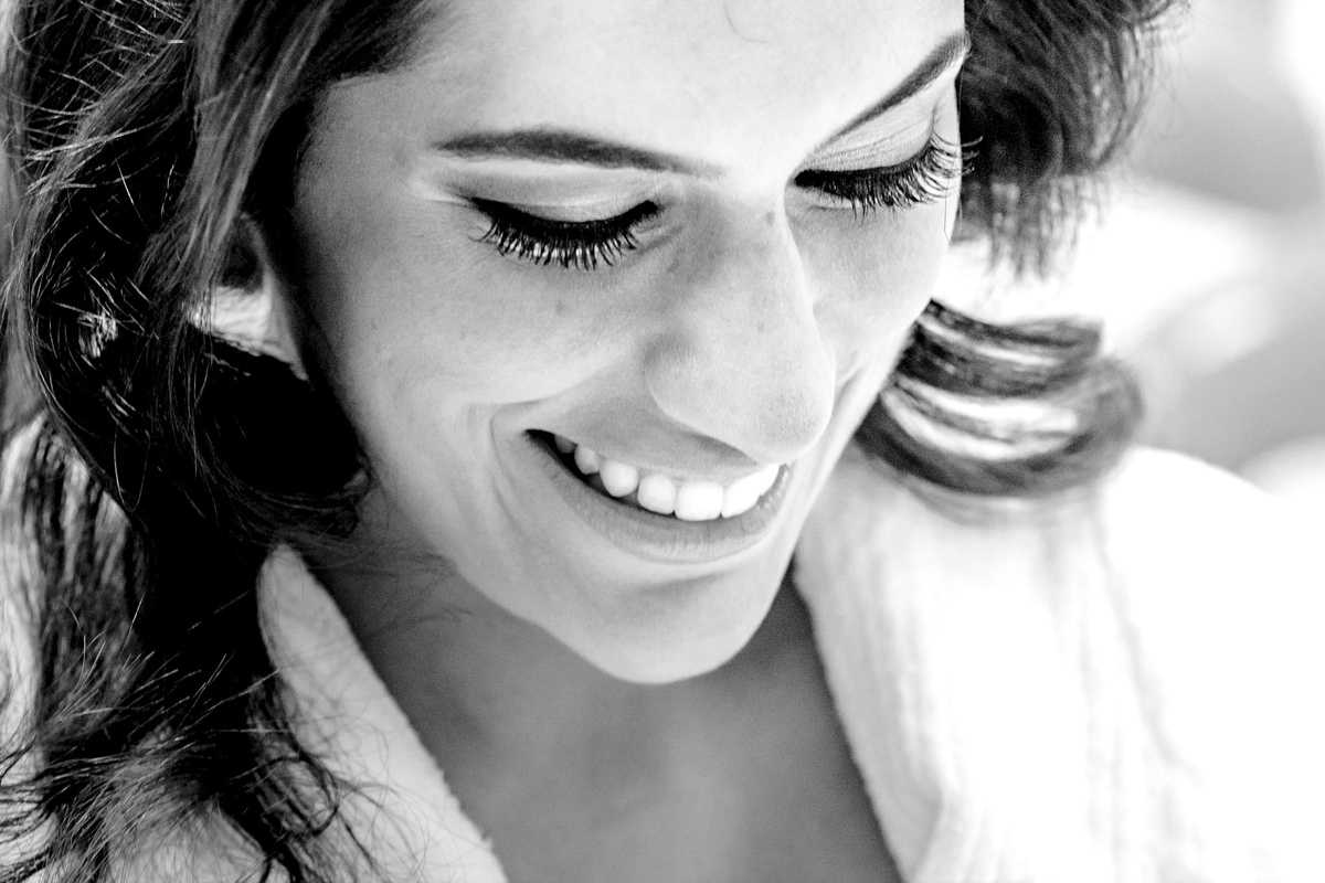 Sorriso da noiva no salão de cabelereiros Fathus na cidade de são bernardo do campo