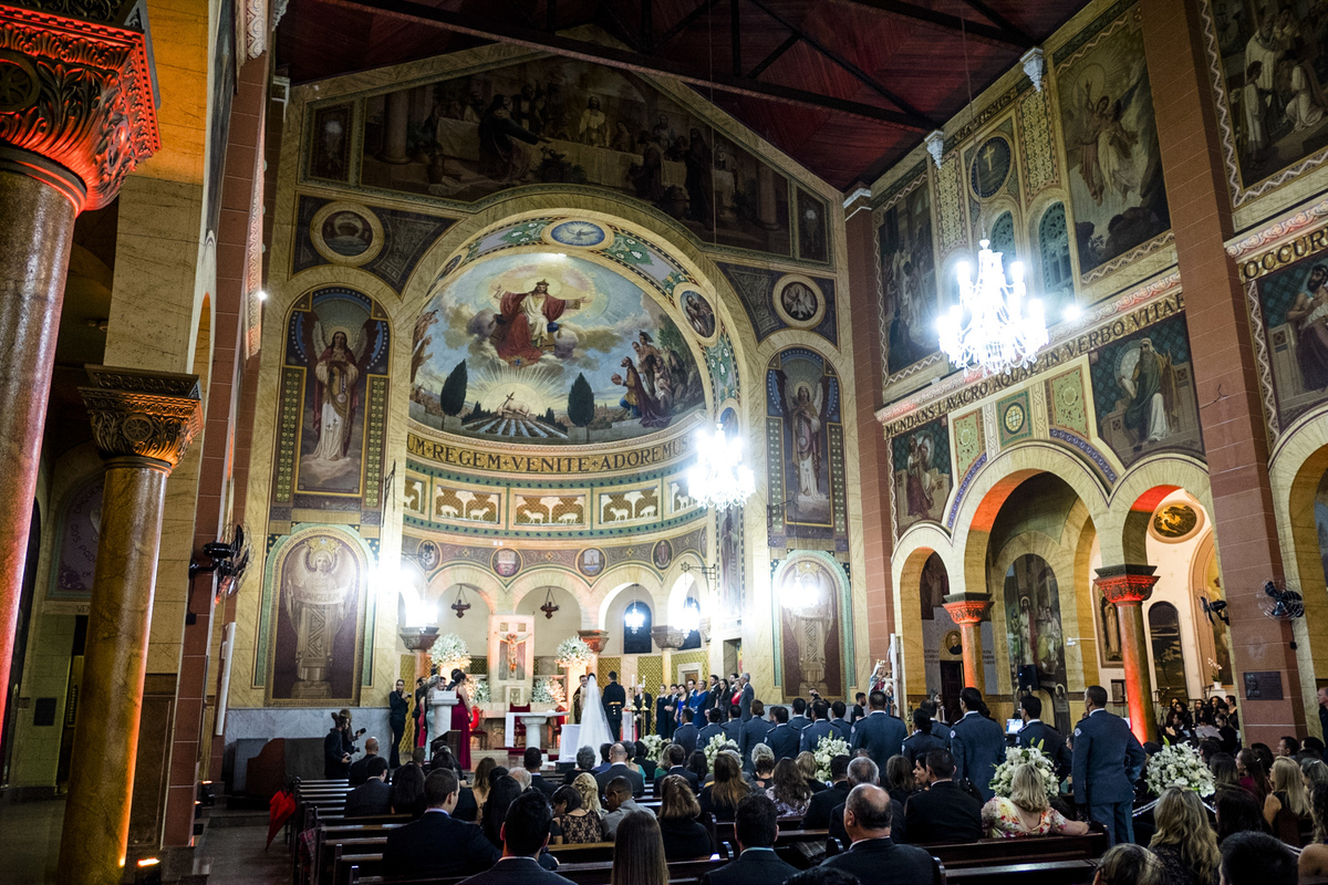 igreja grandiosa com decoração da lola decorações, linda decoração da cerimonia religiosa