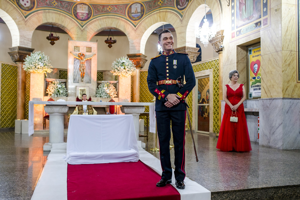 noivo esperando a noiva no altar da igreja matriz da sagrada familia de sao caetano do sul