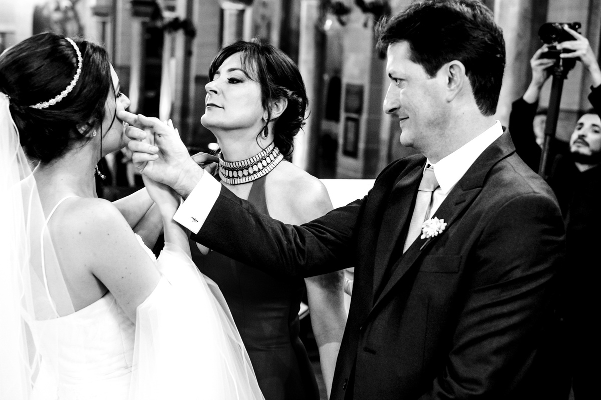 cumprimeiro de padrinhos do casamento na cerimionia religiosa cerimonia religiosa da igreja matriz da sagrada familia são caetano do sul - sp