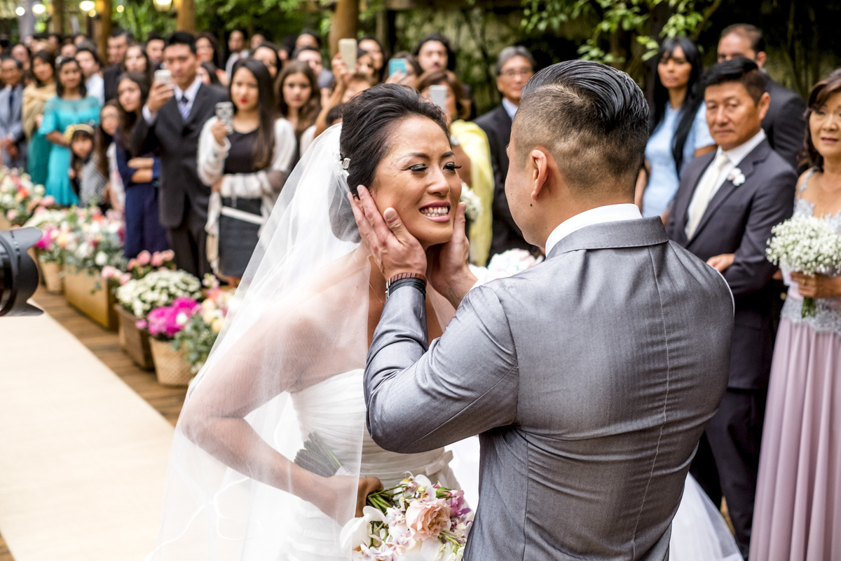 a alegria e emocao do noivo ao receber a noiva na hora da entrada para a cerimonia do casamento celebrada pelo luciano toledo que foi linda demais e ealizada no  em mogi das cruzes sp
