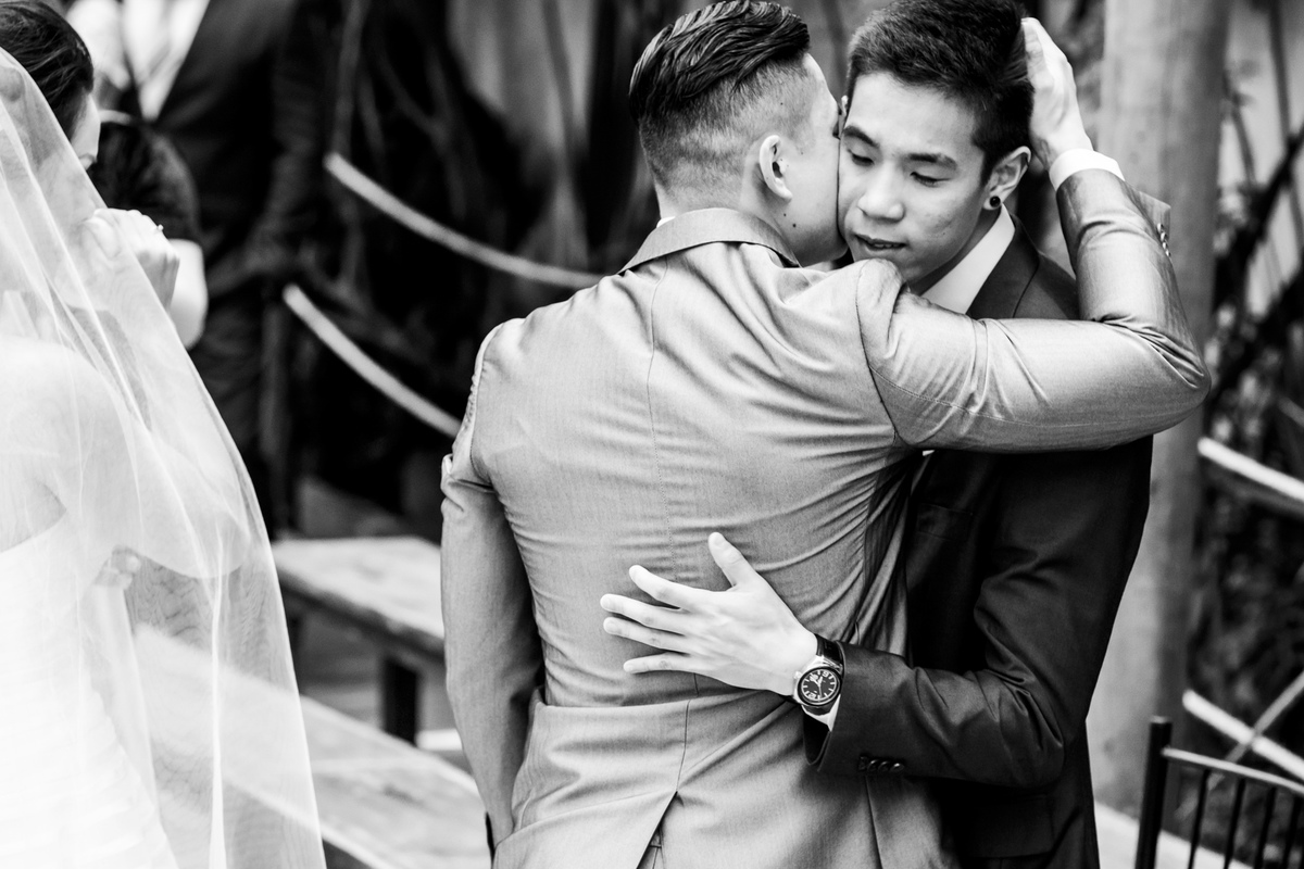 sobrinho do noivo entrou com a avo de 87 anos na cerimonia de casamento realizada no domingo chuvoso em mogi das cruzes sp que é perto de suzano, poa, aruja, cruzeiro, aparecida do norte, guaratingueta