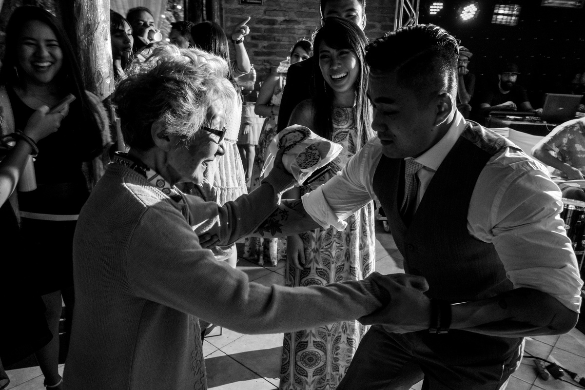 avó dançando, na festa de casamento gabi e marcel realizada em mogi das cruzes num domingo de chuva em outubro de 2017, realizada na cidade de mogi das cruzes sp - suzano - sao paulo e regiao