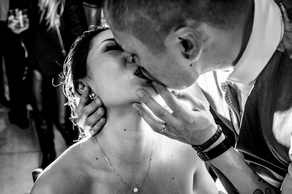 beijo no meio da festa realizada em mogi das cruzes sp - so paulo festa realizada com dj e banda e comida do adam leitao de gravata com poco no rolete e muita emocao da cerimonia ecumenica e religiosa e celebrante do casamento.