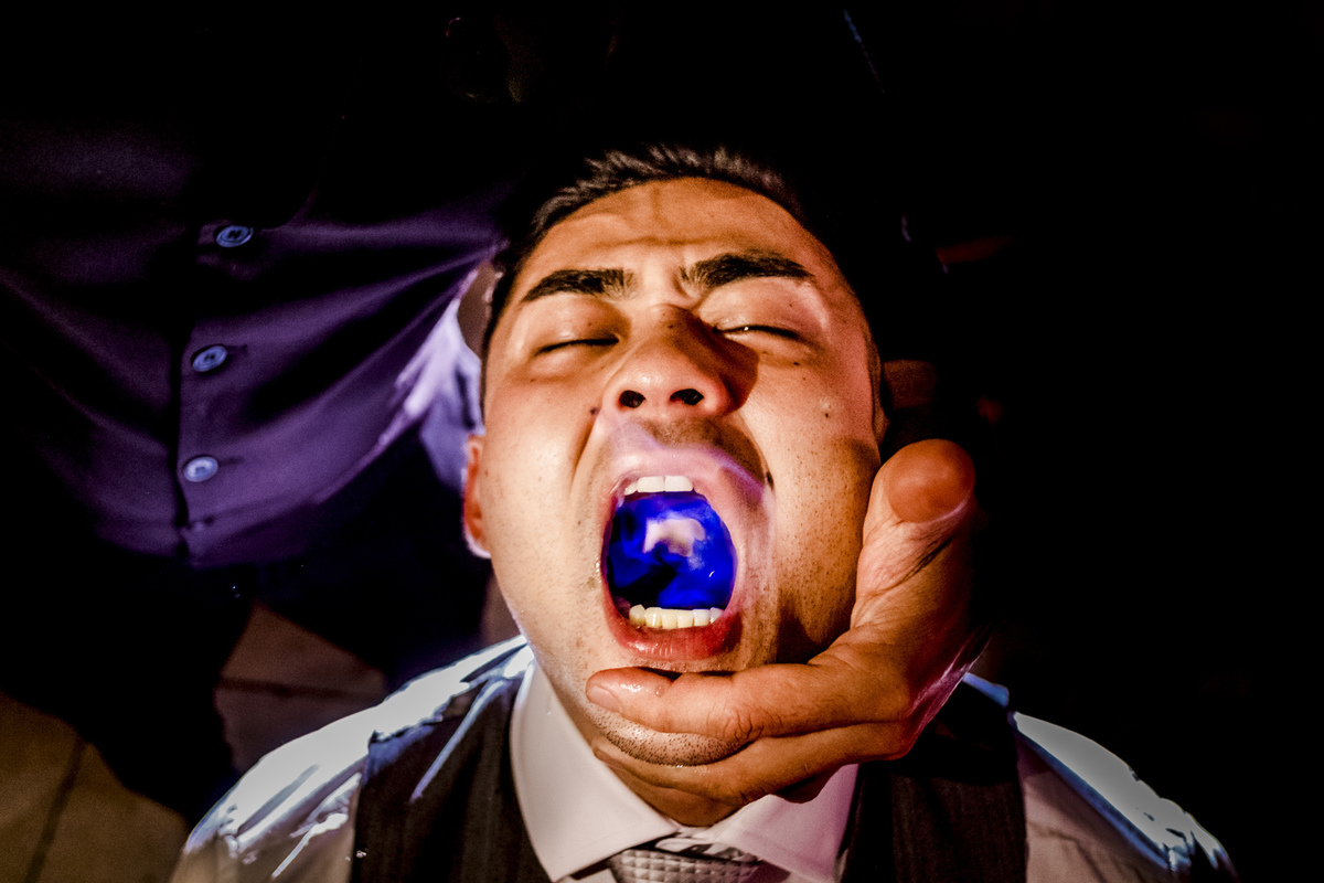 boca pegando fogo do noivo realizando o sonho de fotografar com o thiaguinho da bartenders brasil no meio da festa  em fotografo de casamento mogi sp casamento e cerimonia religiosa e celebrante luciano toledo fotografia de casamento mogi das cruzes 