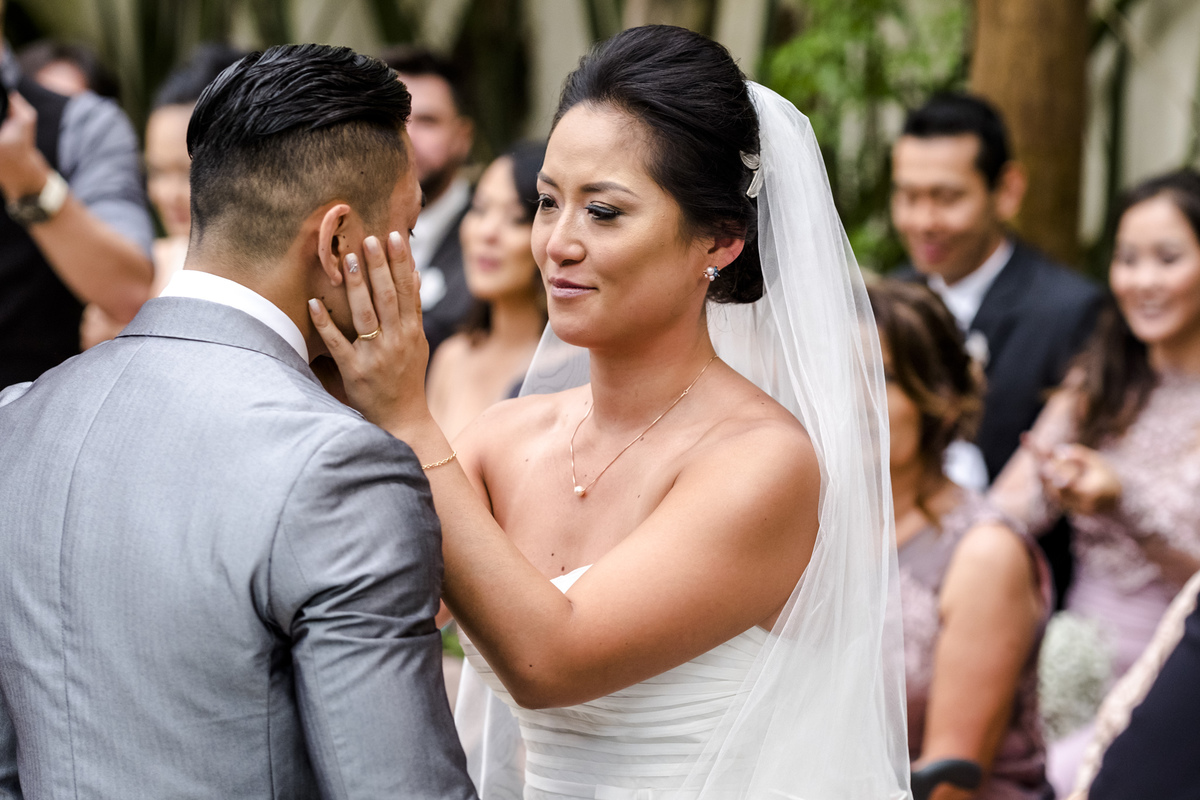 carinho da noiva no noivo no meio da cerimonia de casamento relaizada pelo amigo luciano toledo em mogi das cruzes so que fica proximo a sao paulo e no meio da grande sao paulo que tem várias cidades proximas, suzano, poa aruja.