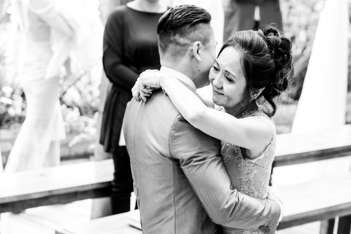 abraco emocionado da mae do noivo foi maravilhoso a celebracao que a glaucia rissoni organizou com sua empresa de assessoria e cerimonialista realizaou para as fotos do casamento