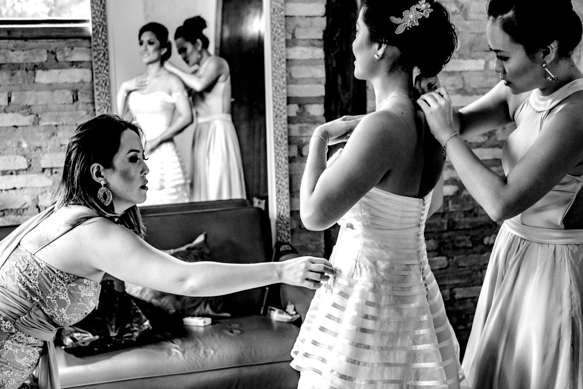 irmas da noiva cuidando do vestido da black te e a assessoria e cerimonial do evento glaucia riossoni cuidou de tudo para que o casamento no casarao la villa de mogi das cruzes fosse um sucesso absoluto