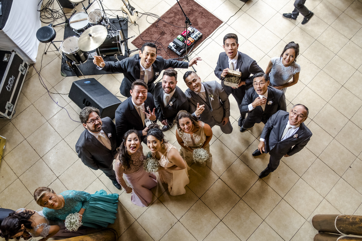 pais e padrinhos esperando a entrada no sao de festas  que fica no estado de sp, fotografia de casamento sp.