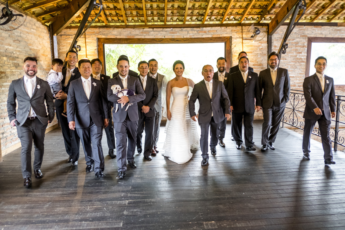 pais e padrinhos na sessao de fotos do casamento realizado em mogi das cruzes sp no espaco de eventos  que fica no caminho da serra de bertioga e proximo a casa da arvore e la vince