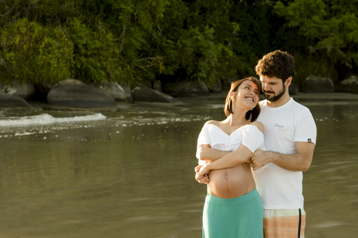 aconchego de uma pose linda no ensaio de gravidez da patricia e eduardo que fomos pegar o por do sol na praia de itacaré - sp que fica perto da riviera de sao lourenco