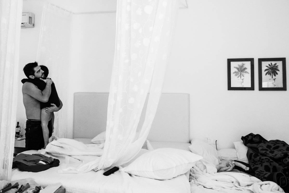 Momento pai e filho no making of no casamento realizado em guaratingueta sp no clube dos 500 arrumando o filho 