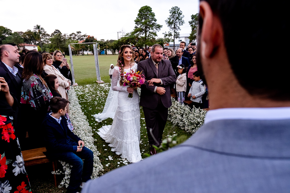 emocao da noiva ao ver seu noivo na cerimonia de casamento realizada no destinaion wedding do clube dos 500 em guaratingueta sp 