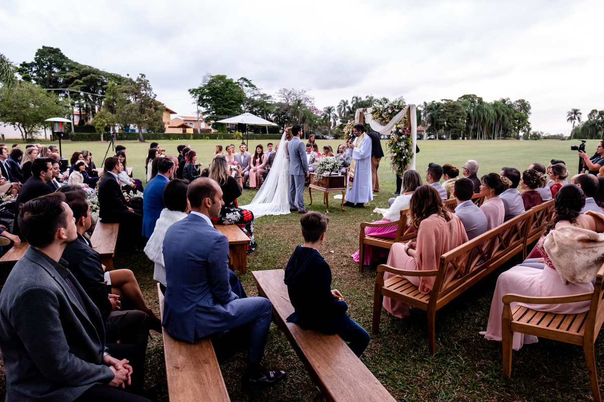 visao do campo de golfe do clube dos 500 na cerimonia de casamento fotografada pela martins imagens e filme da HRT Filmes de sao jose dos campos - sp 