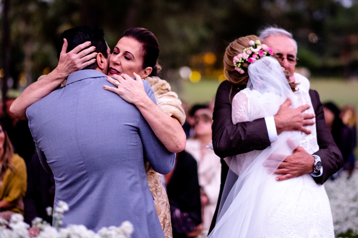 momento especial com o abraco dos pais na cerimonia realziada em junho no clube dos 500 de guaratingueta sp foto martins imagens de mogi das cruzes - sp