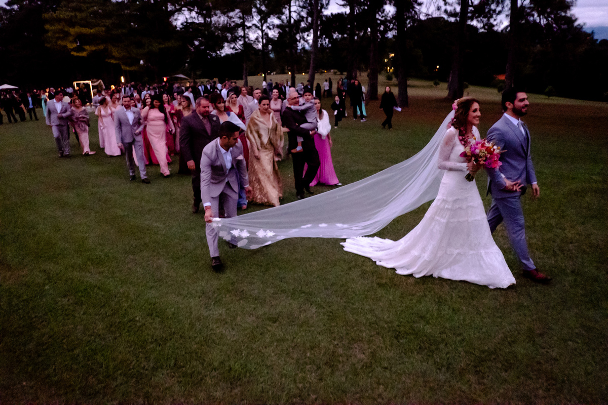 todos no caminho do salao social do clube dos 500 onde aconteceu a festa do destination wedding 