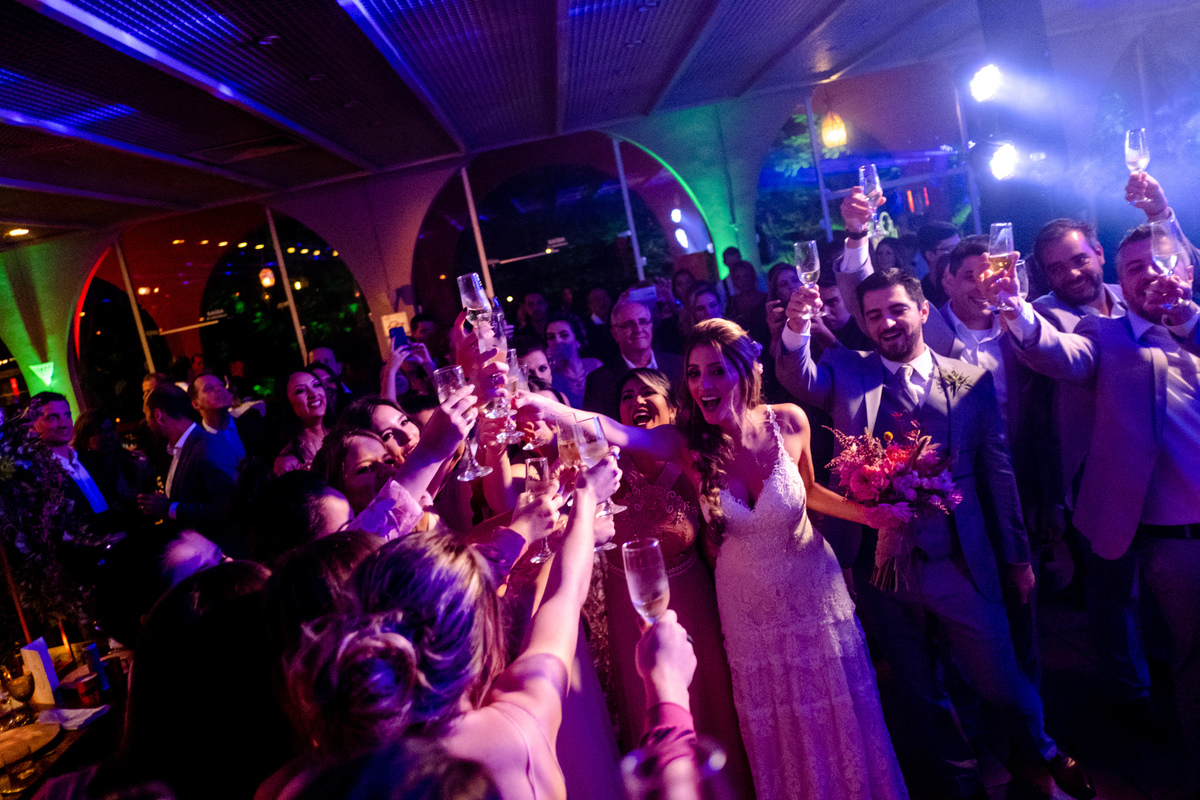 brinde com padrinhos e entrada da noiva na festa realizada no clube dos 500 com som e iluminacao da banda lumine 