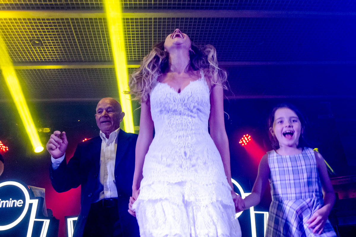 noiva dancando com geracoes sobrinha e avo curtindo todos os momentos do destination wedding realizado em guaratingueta sp