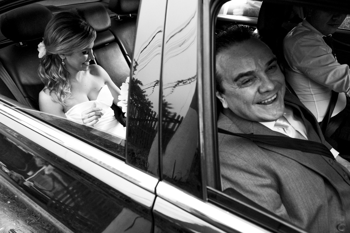 Sorriso verdadeiro e querido de um pai prestes a entregar sua filha