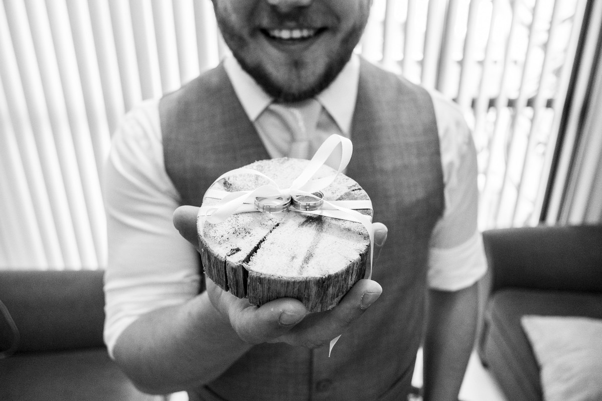 olha as alianças aqui ó