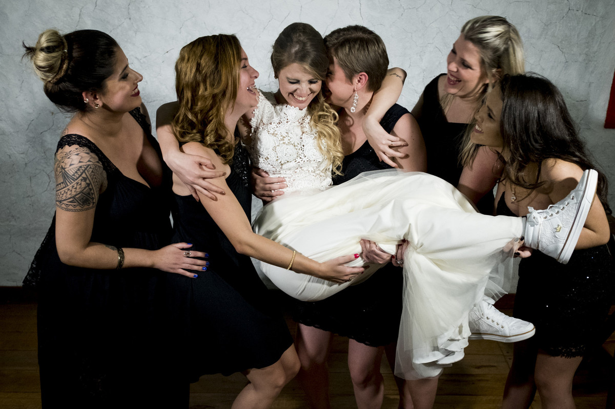 queridas abraçando a noiva