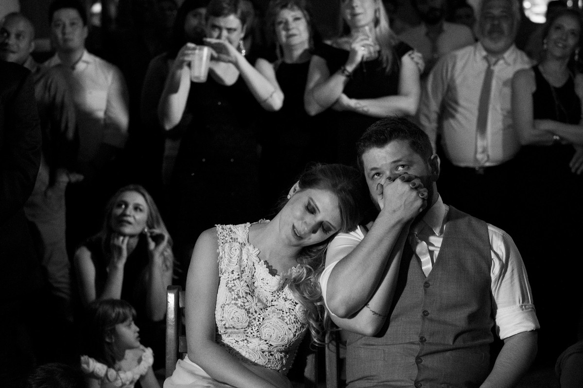 A irmã linda chorando atrás