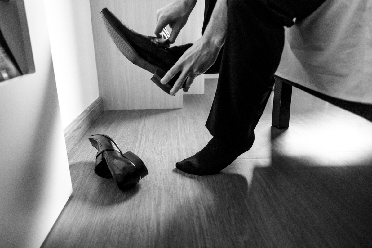 calçando os sapatos