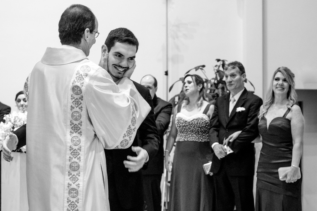 o padre também da sua benção