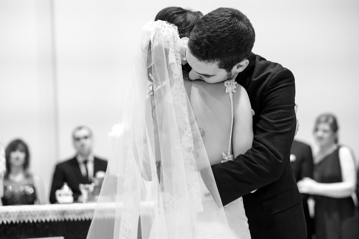 abraço com muita emoção de um noivo apaixonado