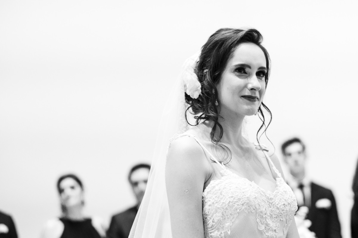 olhar choroso de uma noiva feliz