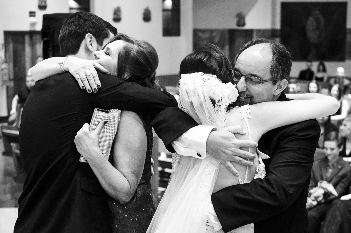 abraçando com carinho os pais