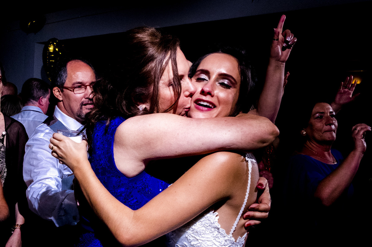 Beijo da mãe no meio da balada