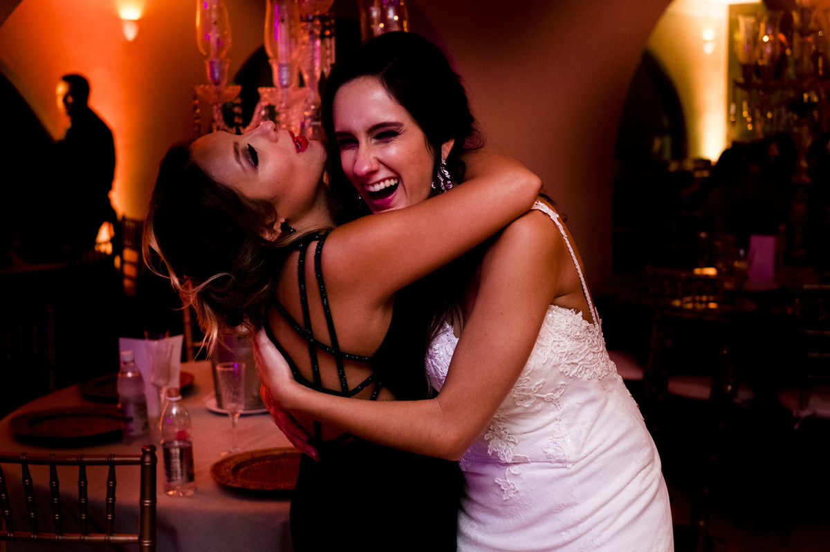 irmã feliz e dançando como louca