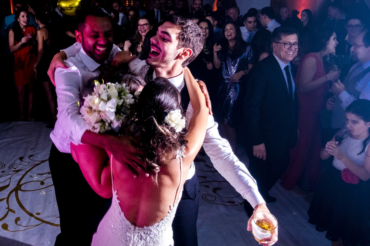 alegria do casla que pegou o buquet