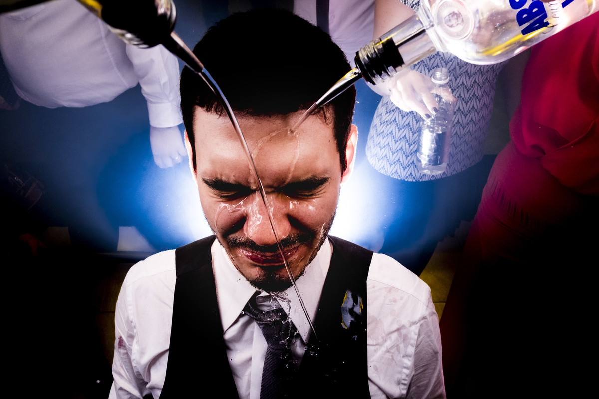 amigos jogando bebida na cara do noivo sem medo de ser feliz