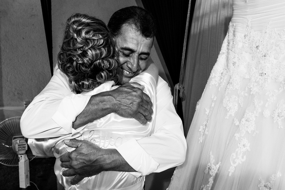 pai abraçando a filha