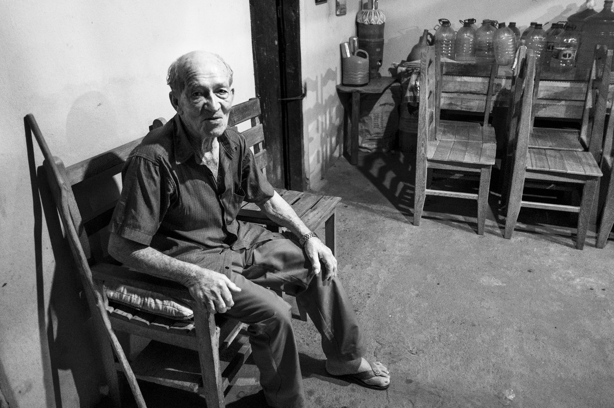 avô aguardando sua neta