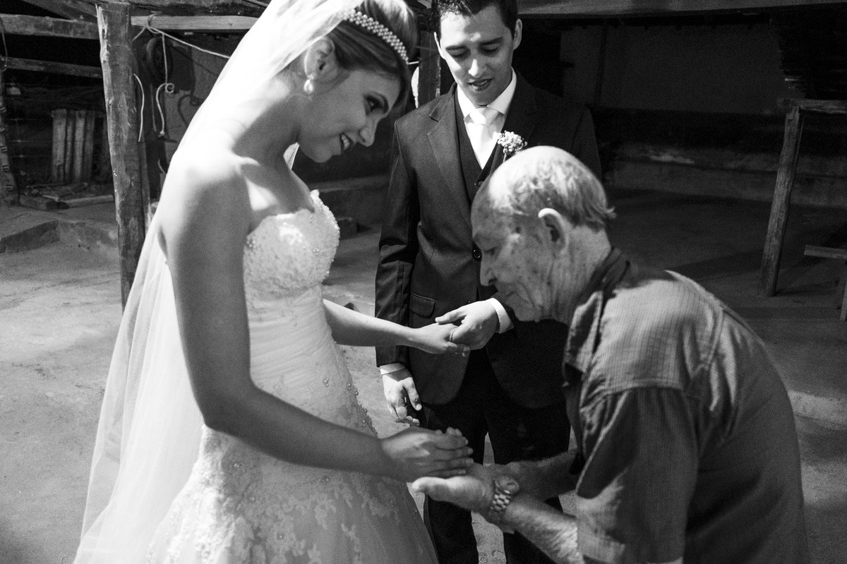 avô recebendo sua neta