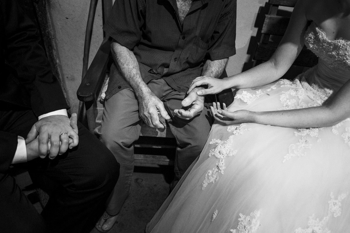 detalhes das mãos do avô com a neta