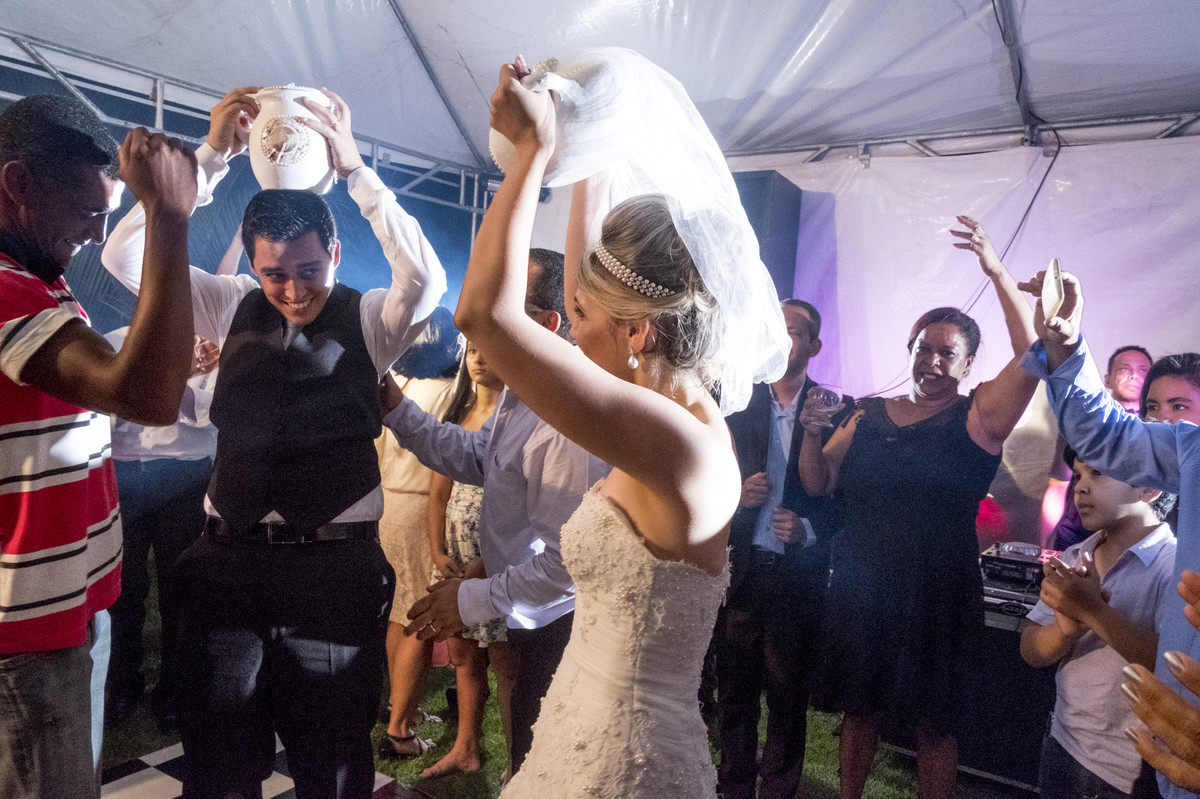 noivos com a panela e o buião