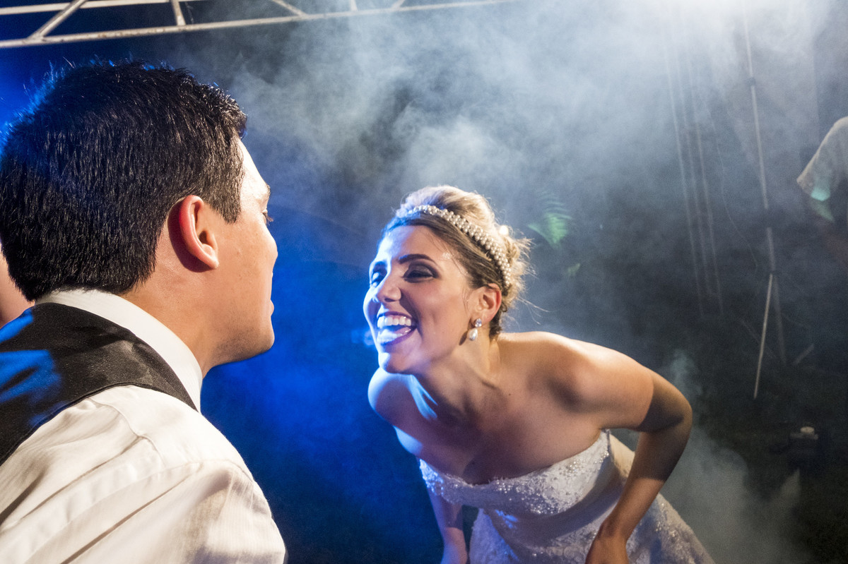 casal se acabando de dançar