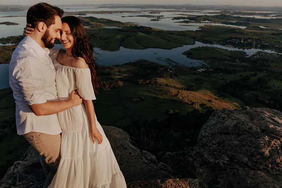 ENSAIO PRE CASAMENTO COM TRILHA E MONTANHA REALIZADO NO MORRO DO GAVIAO EM RIBEIRAO CLARO PARANA E FOTOGRAFADO POR LUCAS DREHER E ALINE DREHER