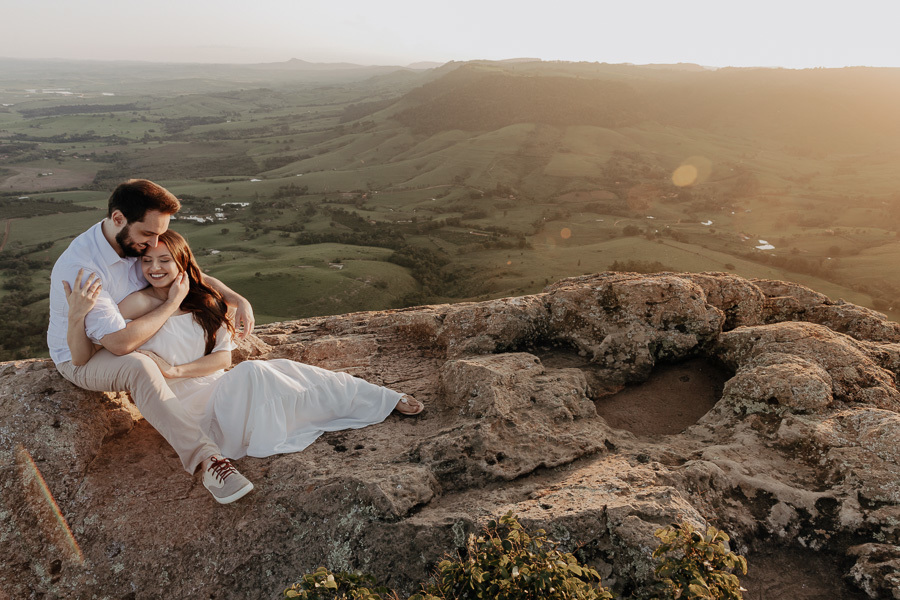 ENSAIO PRE CASAMENTO COM TRILHA E MONTANHA REALIZADO NO MORRO DO GAVIAO EM RIBEIRAO CLARO PARANA E FOTOGRAFADO POR LUCAS DREHER E ALINE DREHER