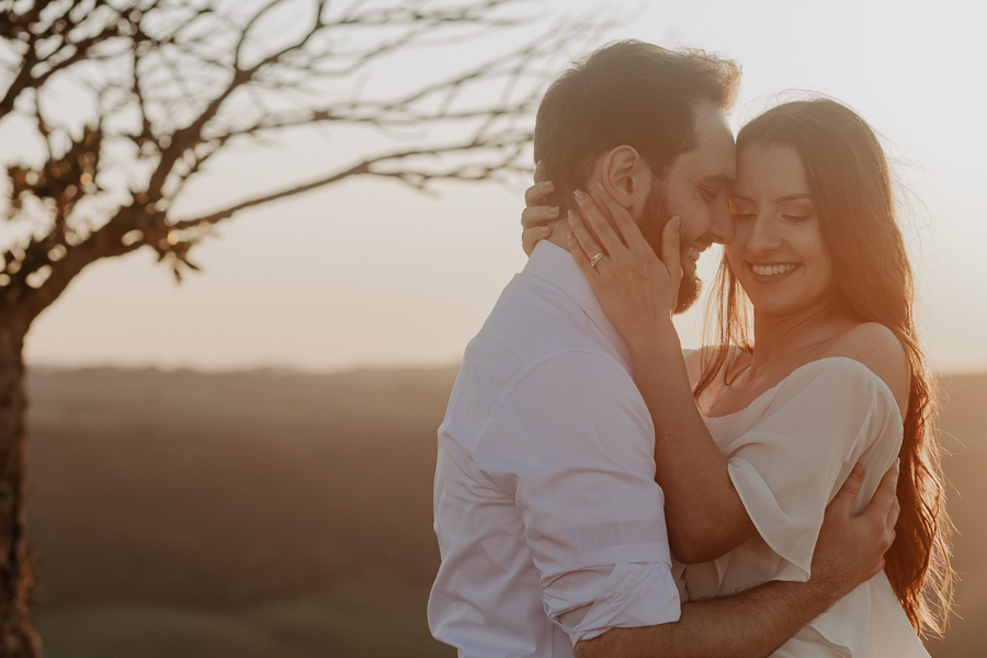 ENSAIO PRE CASAMENTO COM TRILHA E MONTANHA REALIZADO NO MORRO DO GAVIAO EM RIBEIRAO CLARO PARANA E FOTOGRAFADO POR LUCAS DREHER E ALINE DREHER