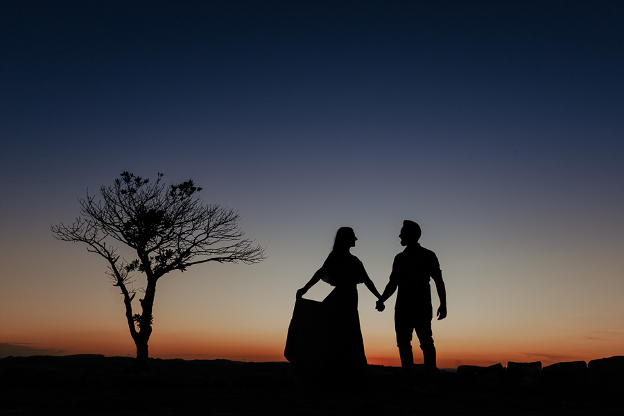 ENSAIO PRE CASAMENTO COM TRILHA E MONTANHA REALIZADO NO MORRO DO GAVIAO EM RIBEIRAO CLARO PARANA E FOTOGRAFADO POR LUCAS DREHER E ALINE DREHER