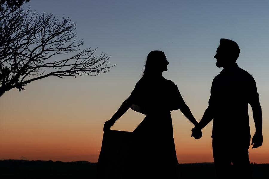 ENSAIO PRE CASAMENTO COM TRILHA E MONTANHA REALIZADO NO MORRO DO GAVIAO EM RIBEIRAO CLARO PARANA E FOTOGRAFADO POR LUCAS DREHER E ALINE DREHER