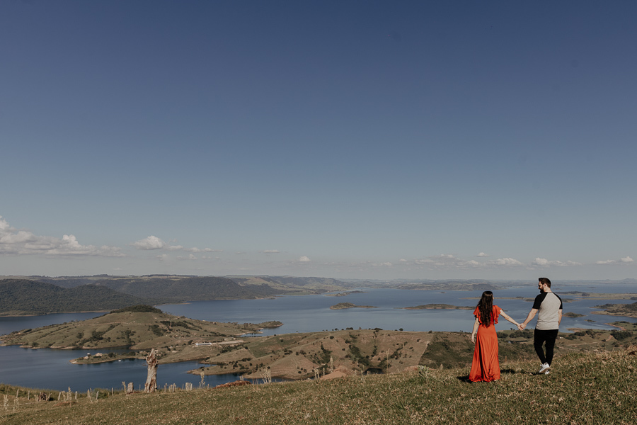 ENSAIO PRE CASAMENTO COM TRILHA E MONTANHA REALIZADO NO MORRO DO GAVIAO EM RIBEIRAO CLARO PARANA E FOTOGRAFADO POR LUCAS DREHER E ALINE DREHER