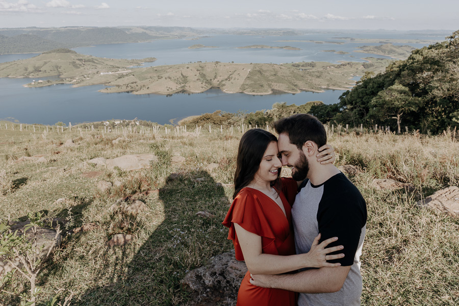 ENSAIO PRE CASAMENTO COM TRILHA E MONTANHA REALIZADO NO MORRO DO GAVIAO EM RIBEIRAO CLARO PARANA E FOTOGRAFADO POR LUCAS DREHER E ALINE DREHER
