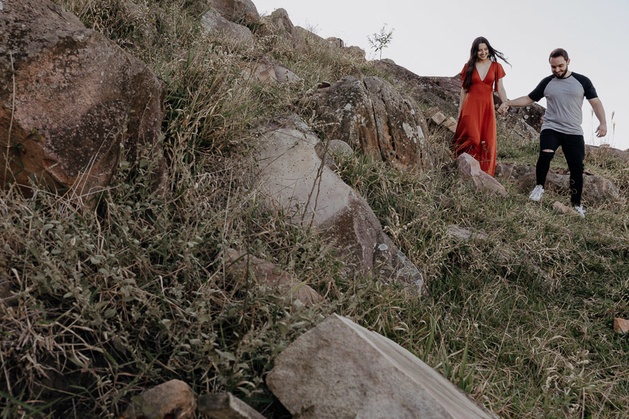 ENSAIO PRE CASAMENTO COM TRILHA E MONTANHA REALIZADO NO MORRO DO GAVIAO EM RIBEIRAO CLARO PARANA E FOTOGRAFADO POR LUCAS DREHER E ALINE DREHER