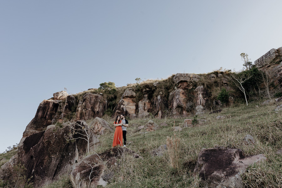 ENSAIO PRE CASAMENTO COM TRILHA E MONTANHA REALIZADO NO MORRO DO GAVIAO EM RIBEIRAO CLARO PARANA E FOTOGRAFADO POR LUCAS DREHER E ALINE DREHER